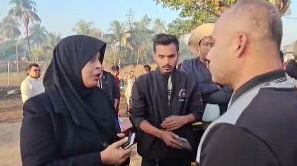 স্বরাষ্ট্র মন্ত্রণালয়ের কর্মকর্তা পরিচয় দেওয়া ওই ব্যক্তির সঙ্গে কথা বলছেন কক্সবাজার সদর উপজেলার নির্বাহী কর্মকর্তা তানজিলা তাসনিম। আজ সকালে কক্সবাজার শহরের নুনিয়াছটায়