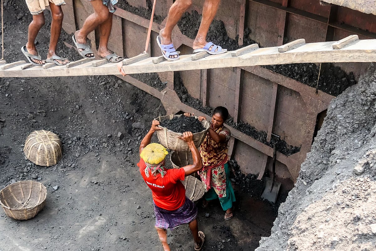 দেশে মোট সম্পদের কেবল ৪ দশমিক ৭ শতাংশের মালিকানা রয়েছে ৫০ শতাংশের হাতে। জাহাজ থেকে কয়লা খালাসের কাজে থাকা এই শ্রমিকরা সেই ৪ দশমিক ৭ শতাংশের মধ্যে রয়েছেন