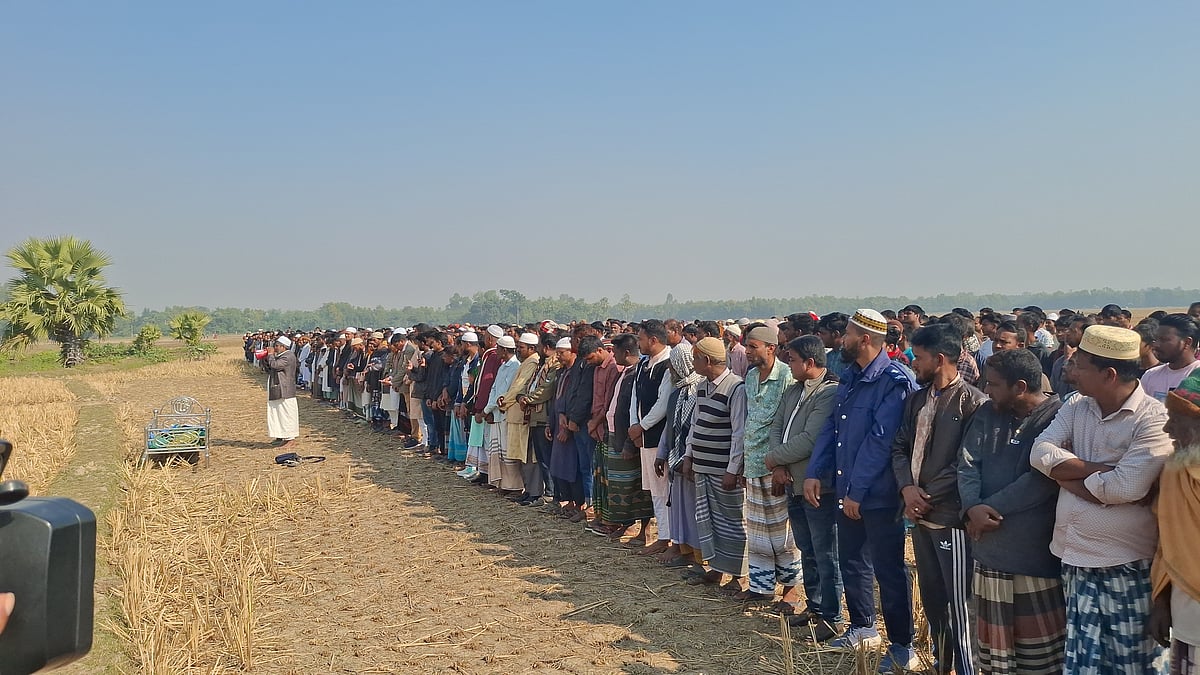 রাজশাহীর তানোরে গর্তে পড়ে নিহত শিশু সাজিদের জানাজায় অংশ নেন এলাকার লোকজন। আজ শুক্রবার সকালে উপজেলার কোয়েলহাট গ্রামে