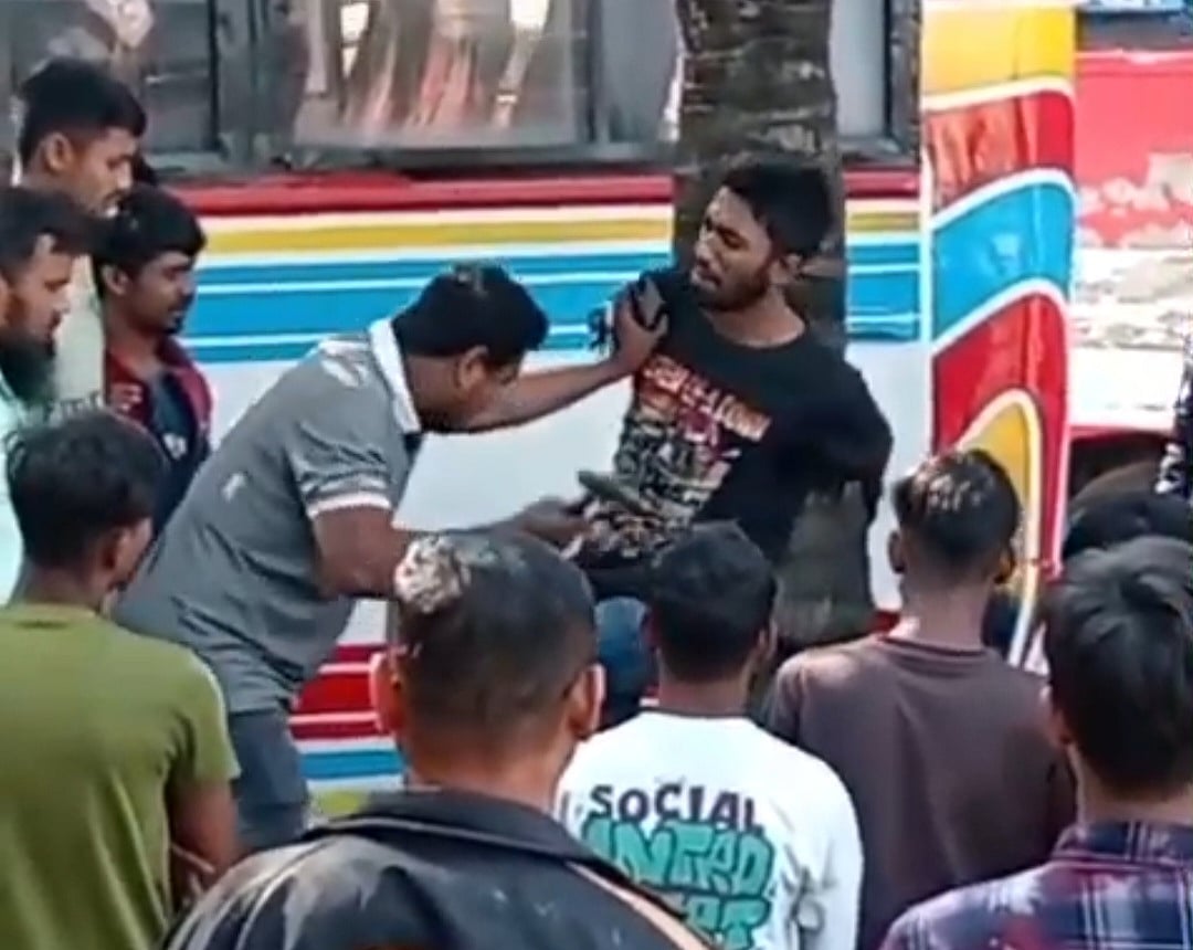 গাজীপুরের কালিয়াকৈরে এক যুবককে চুরির অভিযোগ তুলে হাতুড়িপেটা করেন একজন বাসমালিক
