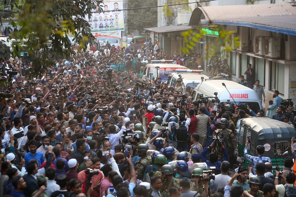 ইনকিলাব মঞ্চের মুখপাত্র গুলিবিদ্ধ শরিফ ওসমান হাদিকে ঢাকা মেডিকেল কলেজ হাসপাতালে আনার পর লোকজনের ভিড়। ১২ ডিসেম্বর ২০২৫