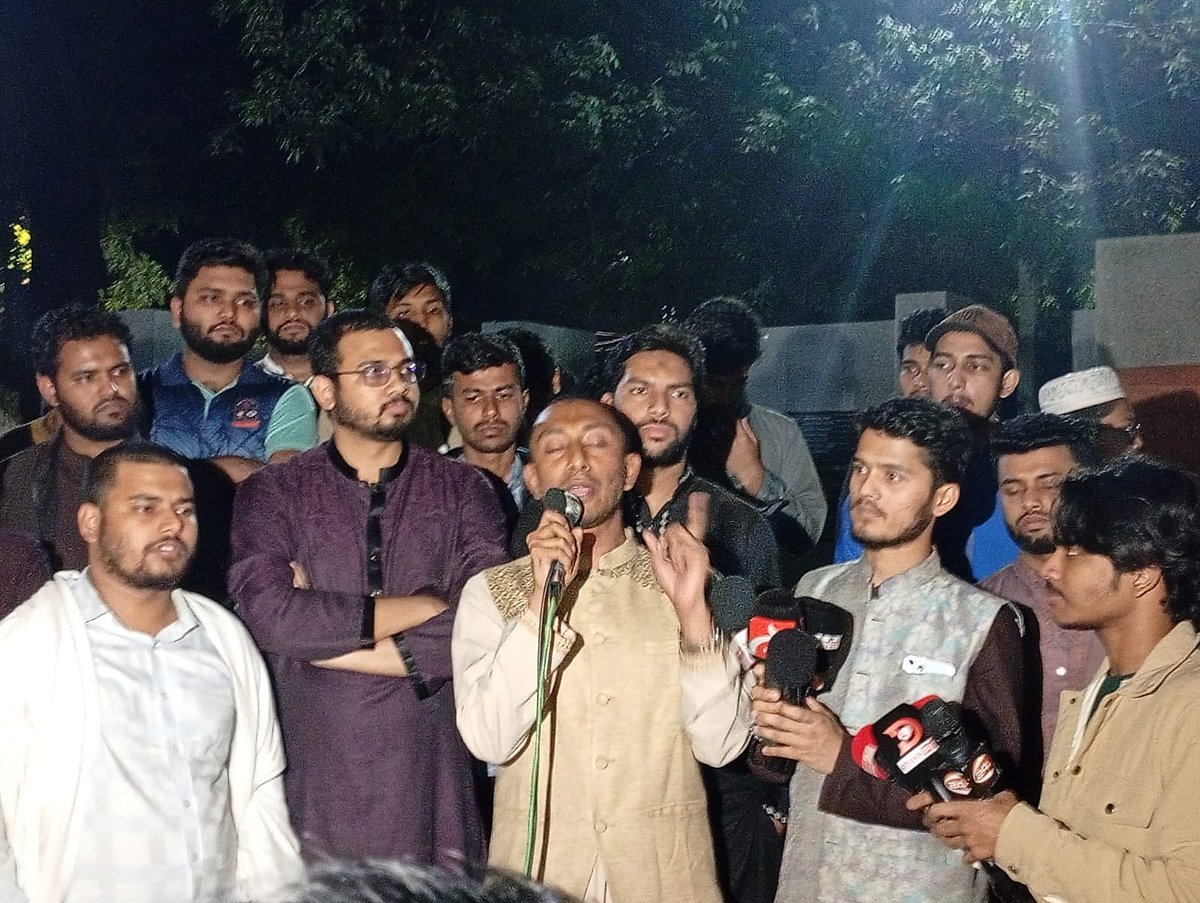 ওসমান হাদিকে গুলির ঘটনায় জড়িতদের বিচারের দাবিতে ঢাকা বিশ্ববিদ্যালয়ে বিক্ষোভ