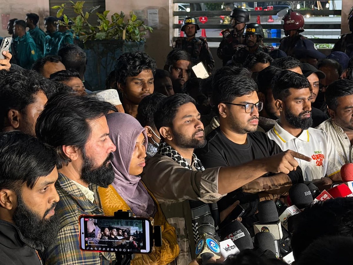 সাংবাদিকদের সঙ্গে কথা বলেন ইনকিলাব মঞ্চের সদস্যসচিব আবদুল্লাহ আল জাবের। রাজধানীর এভারকেয়ার হাসপাতালের সামনে, শুক্রবার রাত ১১টায়