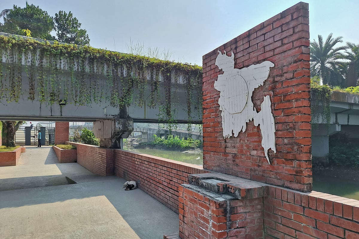 বরিশালের সবচেয়ে বড় বধ্যভূমিতে গত ৫ আগস্টের ভাঙচুরে অনেক নিদর্শন নষ্ট হয়েছে, যা আর সংস্কার করা হয়নি। সম্প্রতি নগরের ত্রিশ গোডাউন এলাকায়