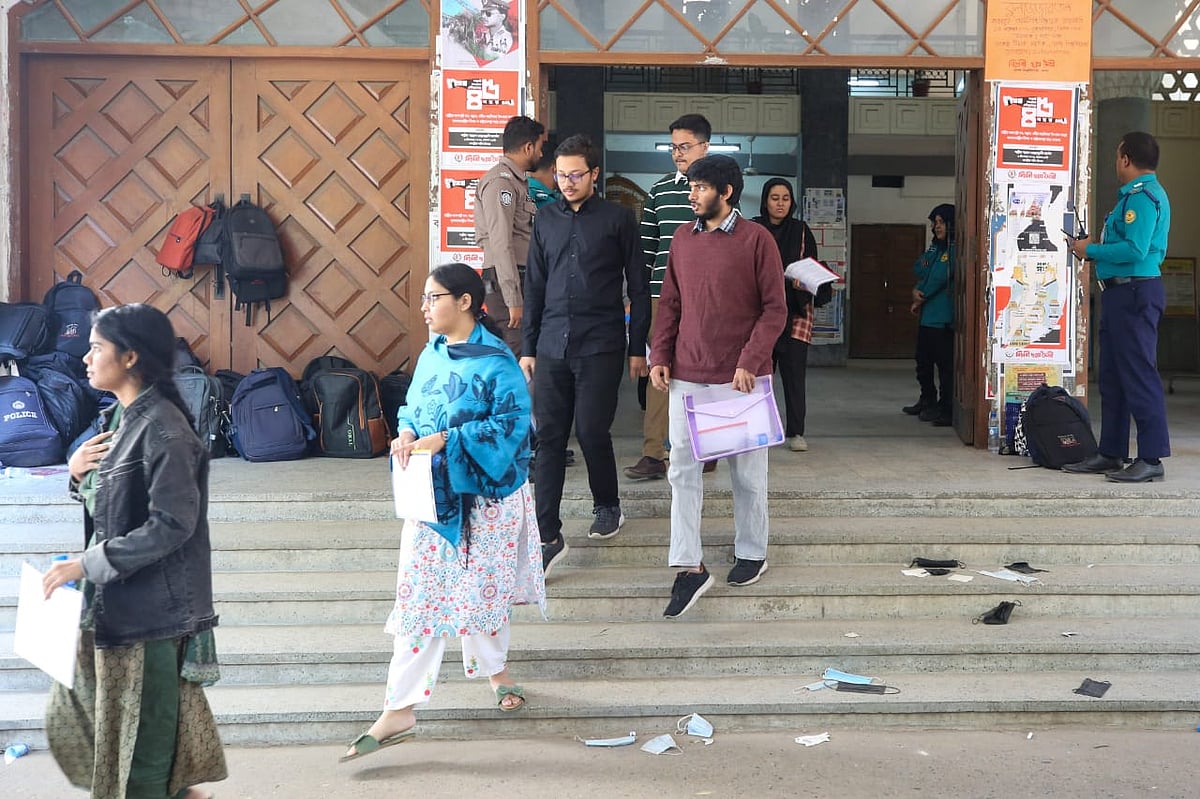 ২০২৫–২৬ শিক্ষাবর্ষের এমবিবিএস ও বিডিএস ভর্তি পরীক্ষা শেষে হল থেকে বের হচ্ছেন পরীক্ষার্থীরা। ঢাকা বিশ্ববিদ্যালয়ের কলা ভবন, ১২ ডিসেম্বর ২০২৫