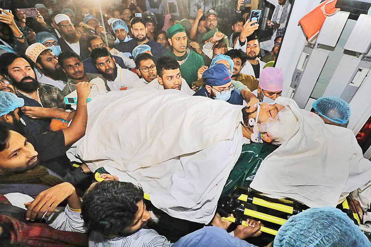 রাজধানীর বিজয়নগরে গুলিবিদ্ধ ঢাকা–৮ আসনের সম্ভাব্য স্বতন্ত্র প্রার্থী শরিফ ওসমান বিন হাদিকে ঢাকা মেডিকেল কলেজ হাসপাতাল থেকে এভারকেয়ার হাসপাতালে নেওয়া হচ্ছে। গতকাল সন্ধ্যা সাড়ে সাতটায়