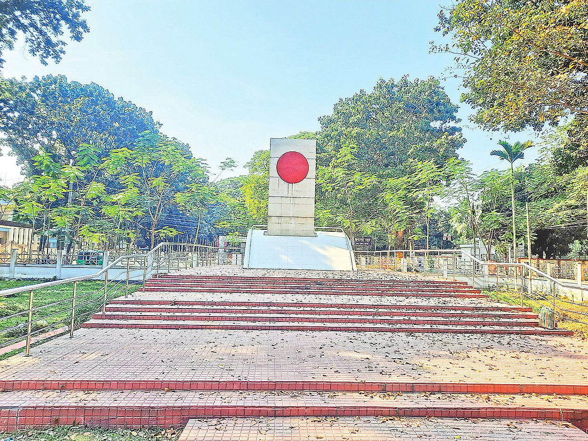একাত্তরের শহীদ মুক্তিযোদ্ধাদের স্মরণে টাঙ্গাইল জেলা প্রশাসকের কার্যালয়ের সামনে নির্মিত স্মৃতিসৌধ