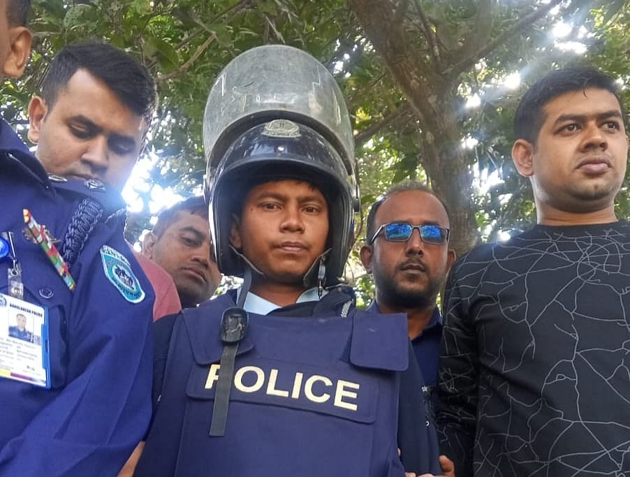 রংপুরের তারাগঞ্জে মুক্তিযোদ্ধা যোগেশ চন্দ্র রায় ও তাঁর স্ত্রী সুবর্ণা রায়কে হত্যা মামলায় মোরছালিন নামে একজনকে গ্রেপ্তার করেছে পুলিশ