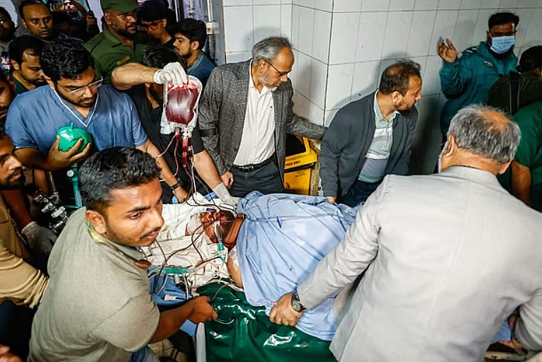 গুলিবিদ্ধ শরিফ ওসমান হাদি। গতকাল শুক্রবার বিকেলে ঢাকা মেডিকেল কলেজ হাসপাতালে।