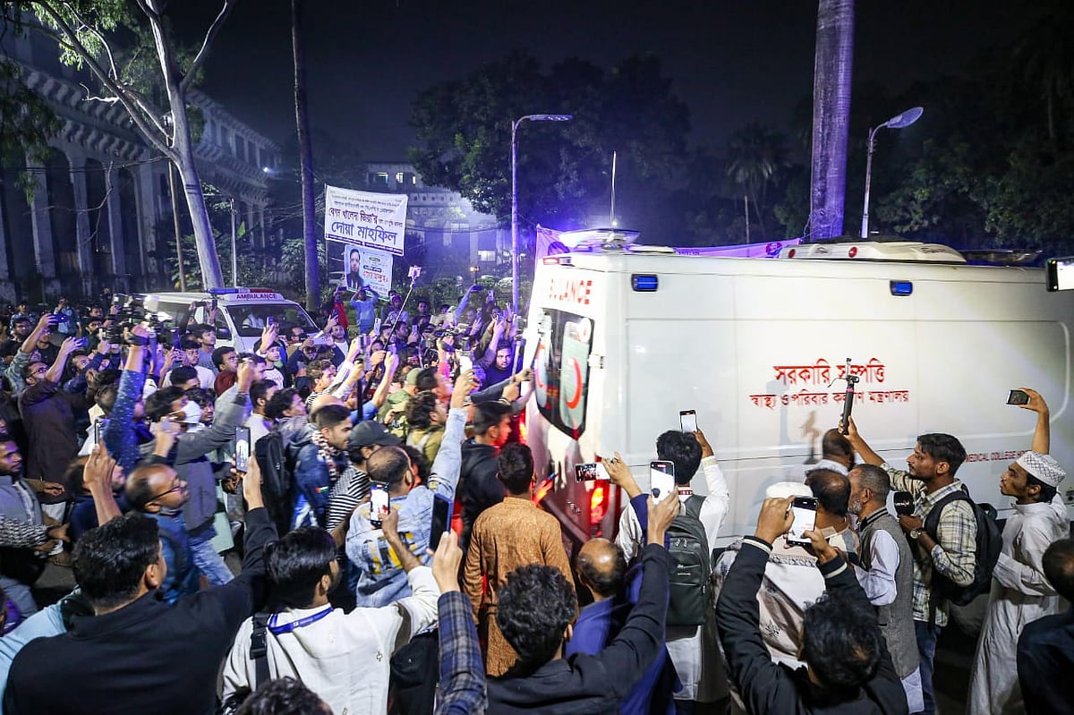 ঢাকা মেডিকেল কলেজ হাসপাতাল থেকে শরিফ ওসমান হাদিকে এভারকেয়ার হাসপাতালে নেওয়া হয়েছে