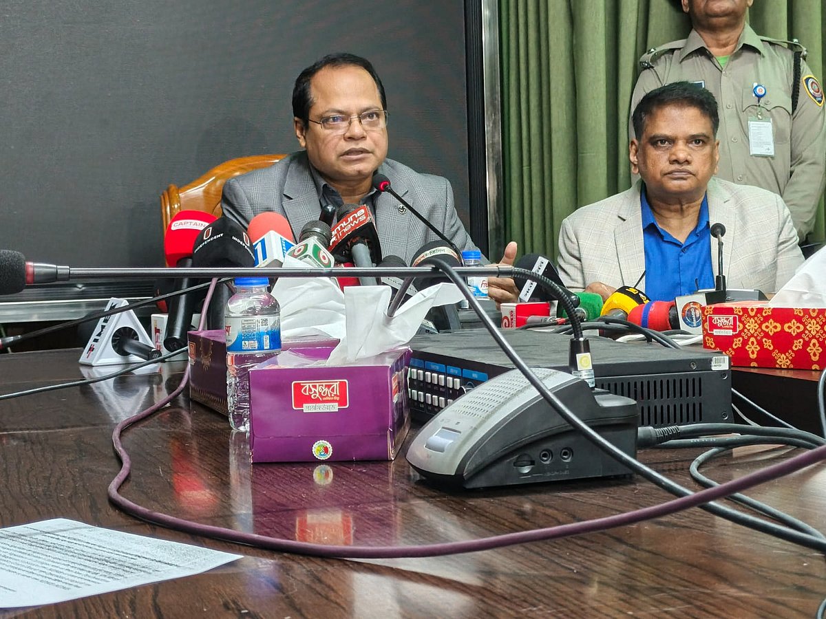 এমডিএমবি মাদকের বড় একটি চালান জব্দ করেছে ডিএনসি। মূল হোতাসহ চক্রের চার সদস্যকে গ্রেপ্তারের কথা জানিয়েছে তারা। আজ শুক্রবার সকালে রাজধানীর সেগুনবাগিচায় মাদকদ্রব্য নিয়ন্ত্রণ অধিদপ্তরের মিলনায়তনে এক সংবাদ সম্মেলনে এসব তথ্য জানানো হয়