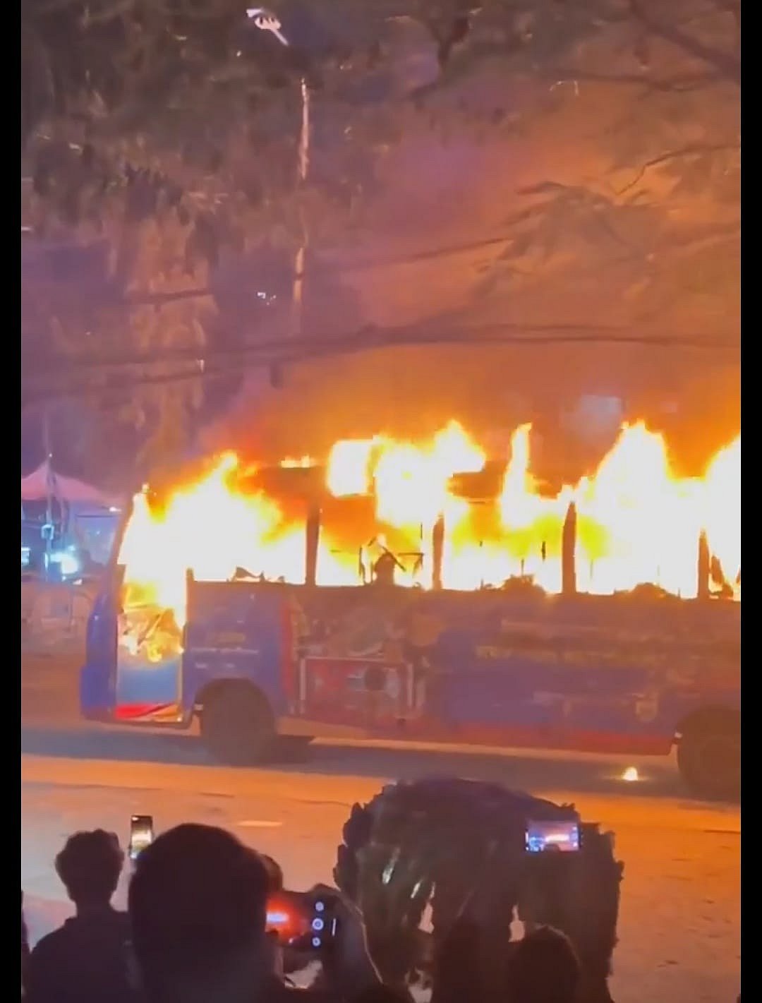 দেওয়ান পরিবহনের বাসে আগুন দিয়েছে দুর্বৃত্তরা। আজ শুক্রবার রাতে রাজধানীর বাড্ডা লিংক রোডে