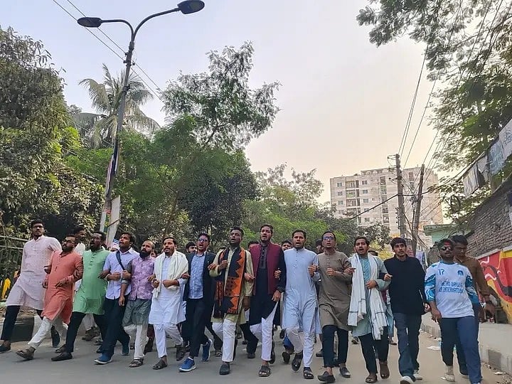 ঢাকা-৮ আসনের সম্ভাব্য স্বতন্ত্র প্রার্থী ও ইনকিলাব মঞ্চের আহ্বায়ক শরিফ ওসমান হাদির ওপর হামলার প্রতিবাদে জগন্নাথ বিশ্ববিদ্যালয়ে বিক্ষোভ