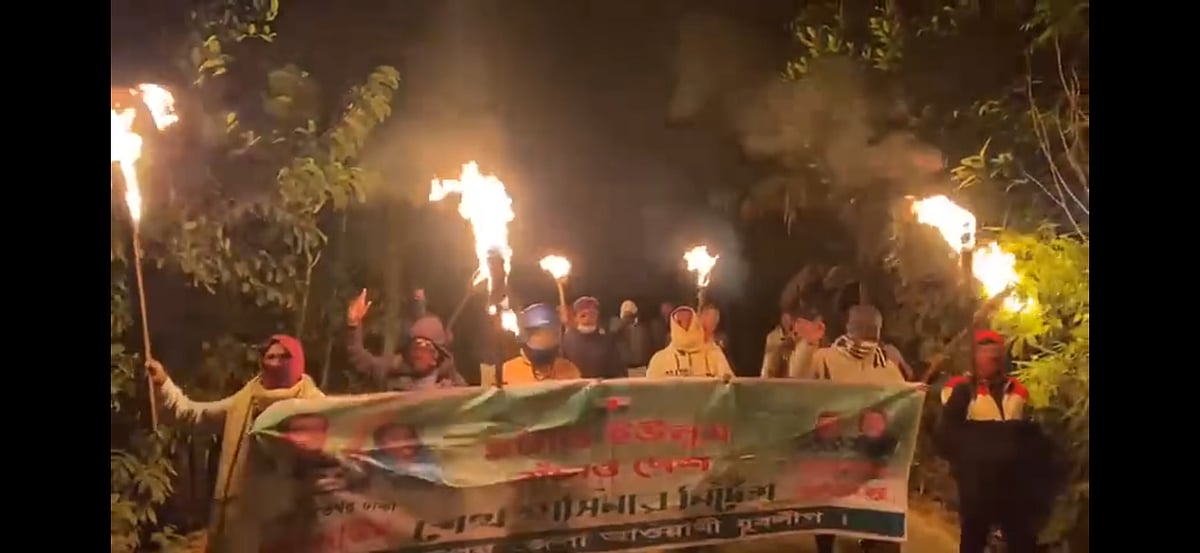 নির্বাচনের তফসিল বাতিলের দাবিতে কার্যক্রম নিষিদ্ধ দল আওয়ামী লীগ গতকাল রাতে শরীয়তপুরে মশালমিছিল করেছে