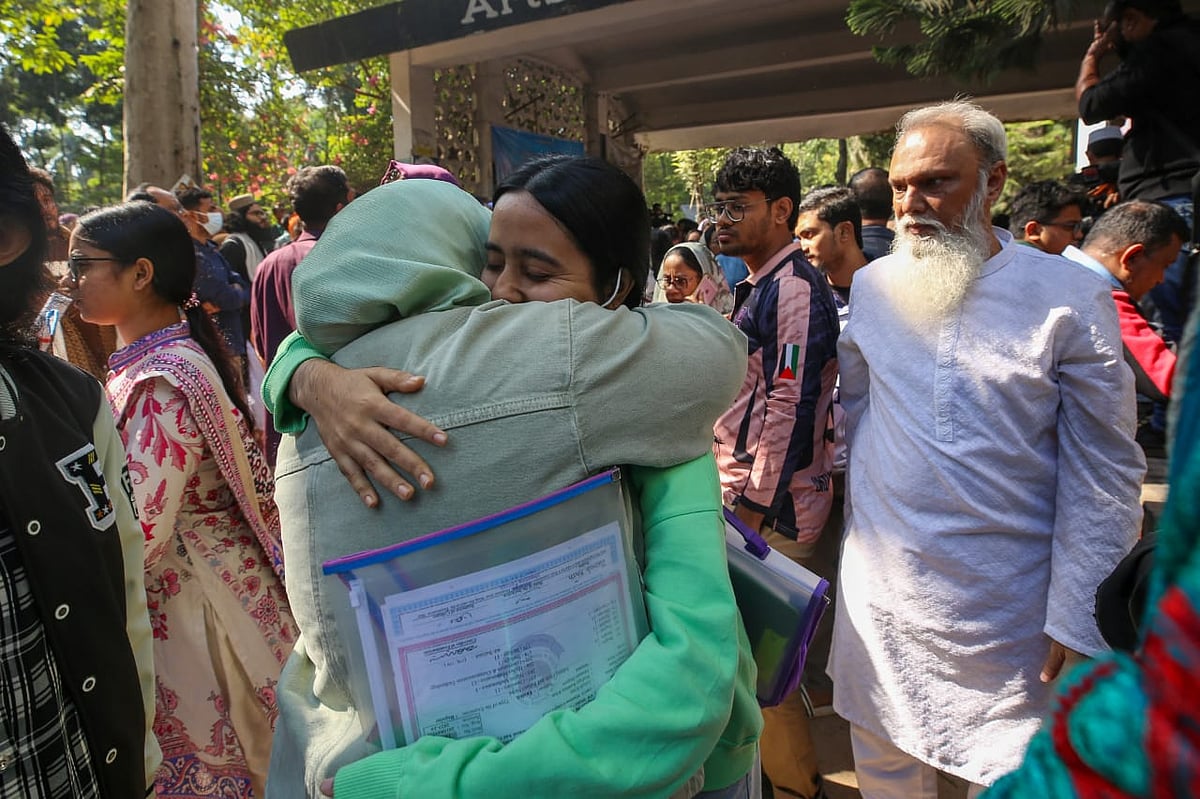 পরীক্ষা শেষে হল থেকে বেরিয়ে দুই পরীক্ষার্থী। ঢাকা বিশ্ববিদ্যালয়ের কলা ভবন, ১২ ডিসেম্বর ২০২৫