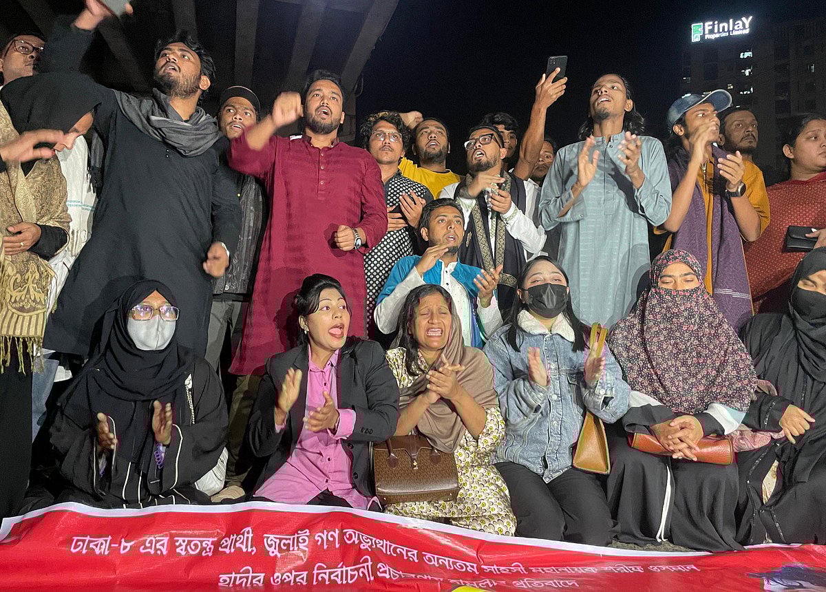 ইনকিলাব মঞ্চের আহ্বায়ক শরীফ ওসমান হাদির ওপর হামলার প্রতিবাদে বীর চট্টলার ছাত্র-জনতার ব্যানারে চট্টগ্রামে বিক্ষোভ। আজ সন্ধ্যায় নগরের ২ নম্বর গেট এলাকায়