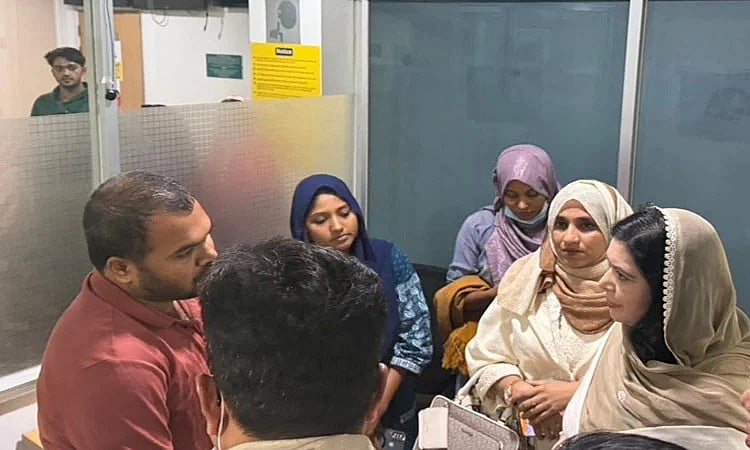 জুবাইদা রহমান শুক্রবার রাত ৯টায় ঢাকার এভারকেয়ার হাসপাতালে চিকিৎসাধীন গুলিবিদ্ধ শরিফ ওসমান হাদির পরিবারের সদস্যদের সঙ্গে সাক্ষাৎ করেন