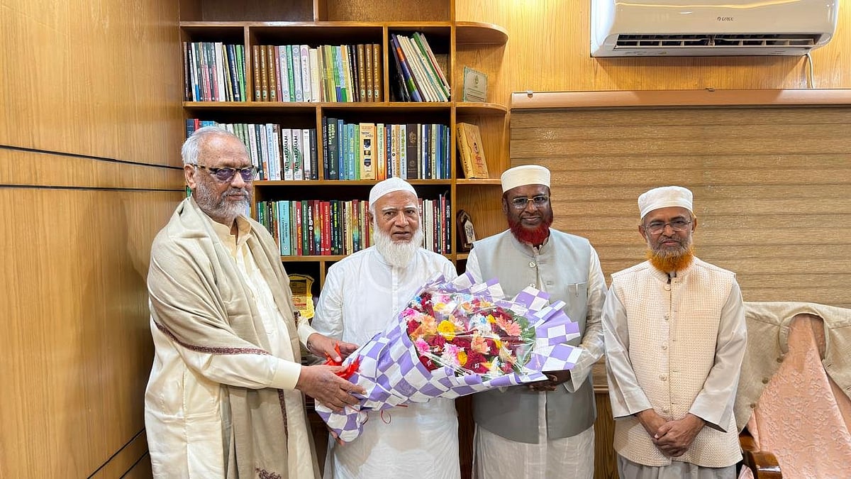 জামায়াতের আমির শফিকুর রহমানের সঙ্গে দেখা করে আজ শনিবার আনুষ্ঠানিকভাবে দলটিতে যোগ দিয়েছেন আখতারুজ্জামান