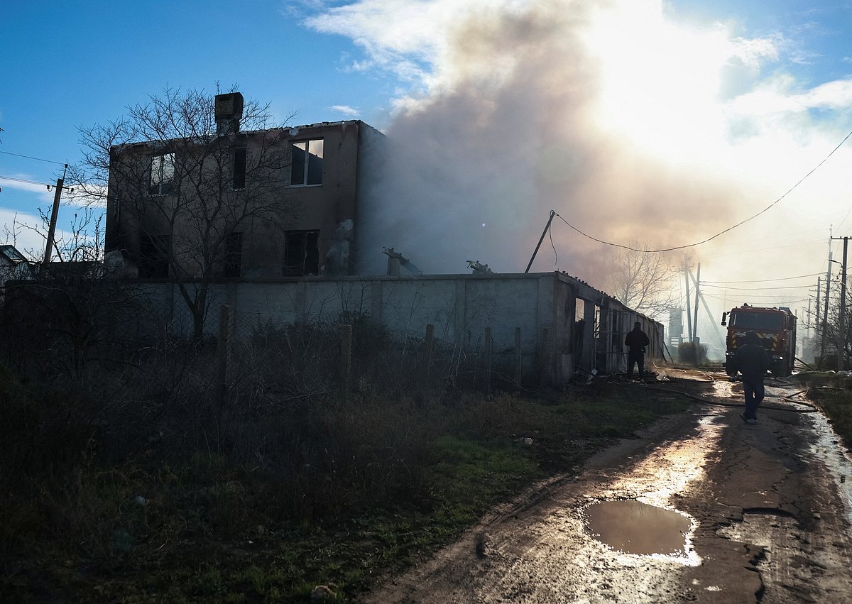 রাশিয়ার ক্ষেপণাস্ত্র হামলায় ইউক্রেনের ক্ষতিগ্রস্ত এলাকায় আগুন নেভানোর কাজ করছেন অগ্নিনির্বাপণ কর্মীরা। ১৩ ডিসেম্বর ২০২৫, ওদেসা