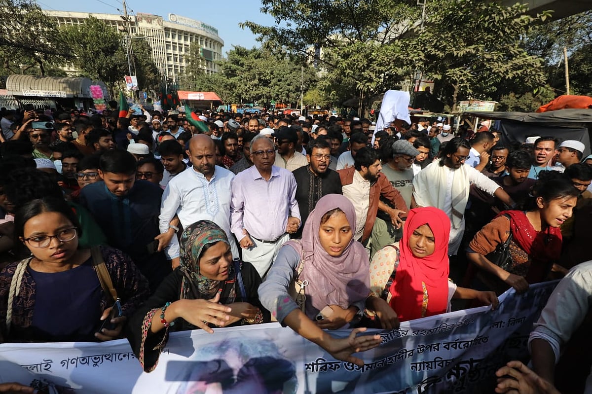 হাদিকে হত্যার উদ্দেশ্যে চালিত হামলার প্রতিবাদে ইনকিলাব মঞ্চ ‘বিক্ষুব্ধ নাগরিক সমাবেশ ও গণ প্রতিরোধ’ শীর্ষক এক কর্মসূচি পালন করে। সমাবেশ শেষে তাঁরা বিক্ষোভ মিছিল নিয়ে শাহবাগ থেকে টিএসসির দিকে যান। ১৩ ডিসেম্বর