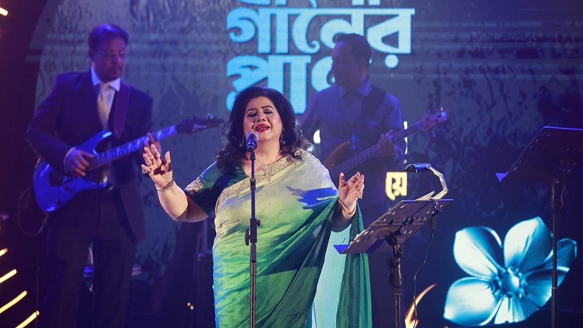 সংগীত পরিবেশন করছেন রুনা লায়লা