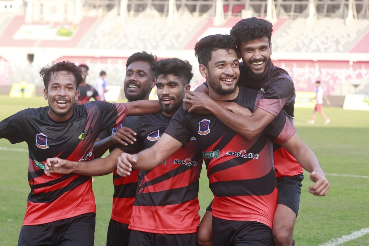 হ্যাটট্রিক করা সাইফ সামশুদকে (ডান থেকে দ্বিতীয়) নিয়ে গণ বিশ্ববিদ্যালয়ের সতীর্থদের উল্লাস