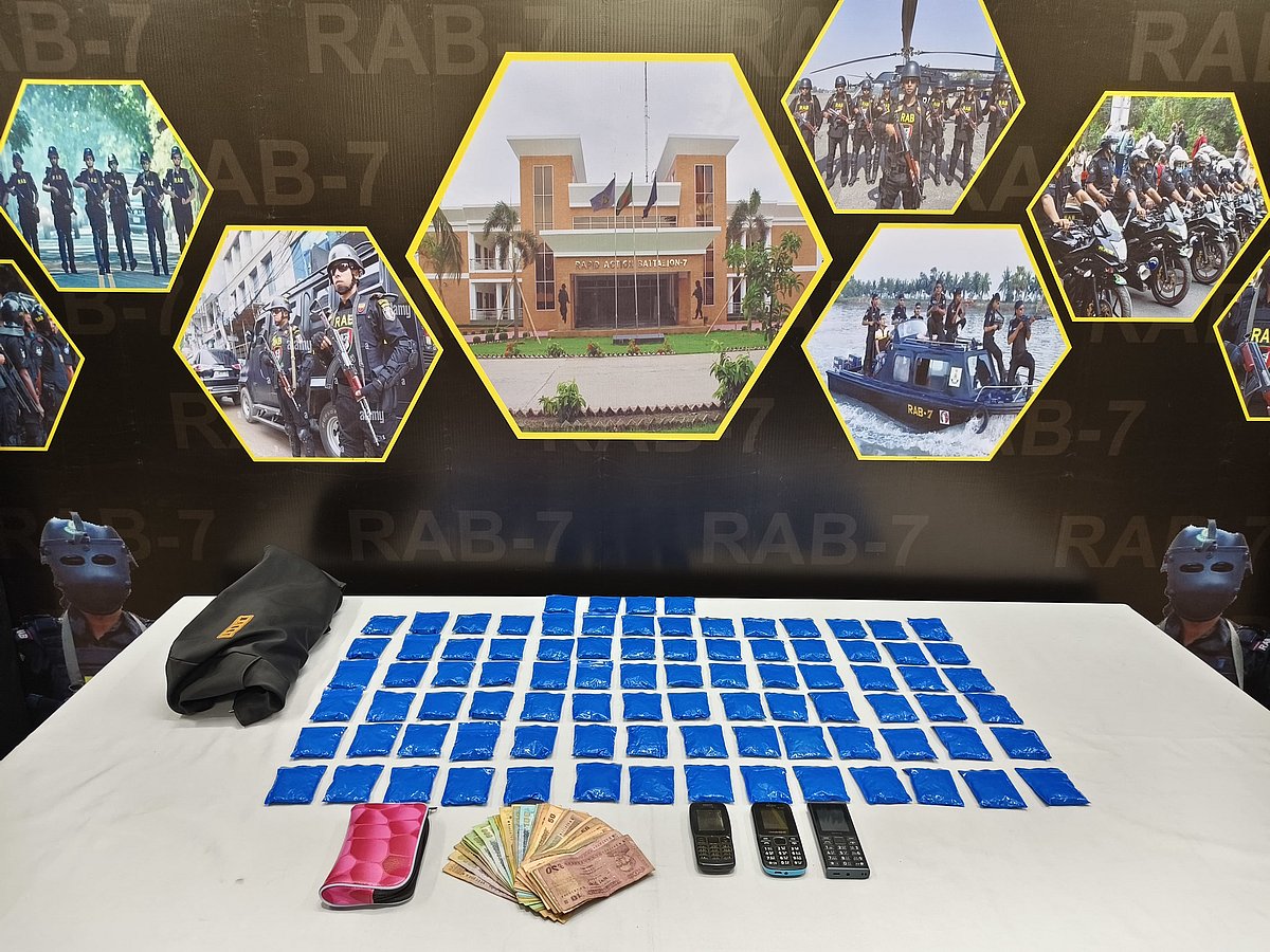 দুই নারীর কাছ থেকে উদ্ধার করা ইয়াবা বড়ি। তাঁদের সঙ্গে থাকা নগদ টাকা ও মুঠোফোনও জব্দ করা হয়