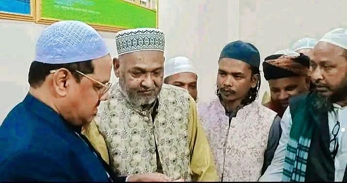 ইসলামী আন্দোলন বাংলাদেশের আমির মুফতি সৈয়দ মুহাম্মাদ রেজাউল করীমের সঙ্গে দেখা করে দলটিতে যোগদান করেন বকশীগঞ্জ উপজেলা বিএনপির সাবেক সভাপতি আবদুর রউফ তালুকদার