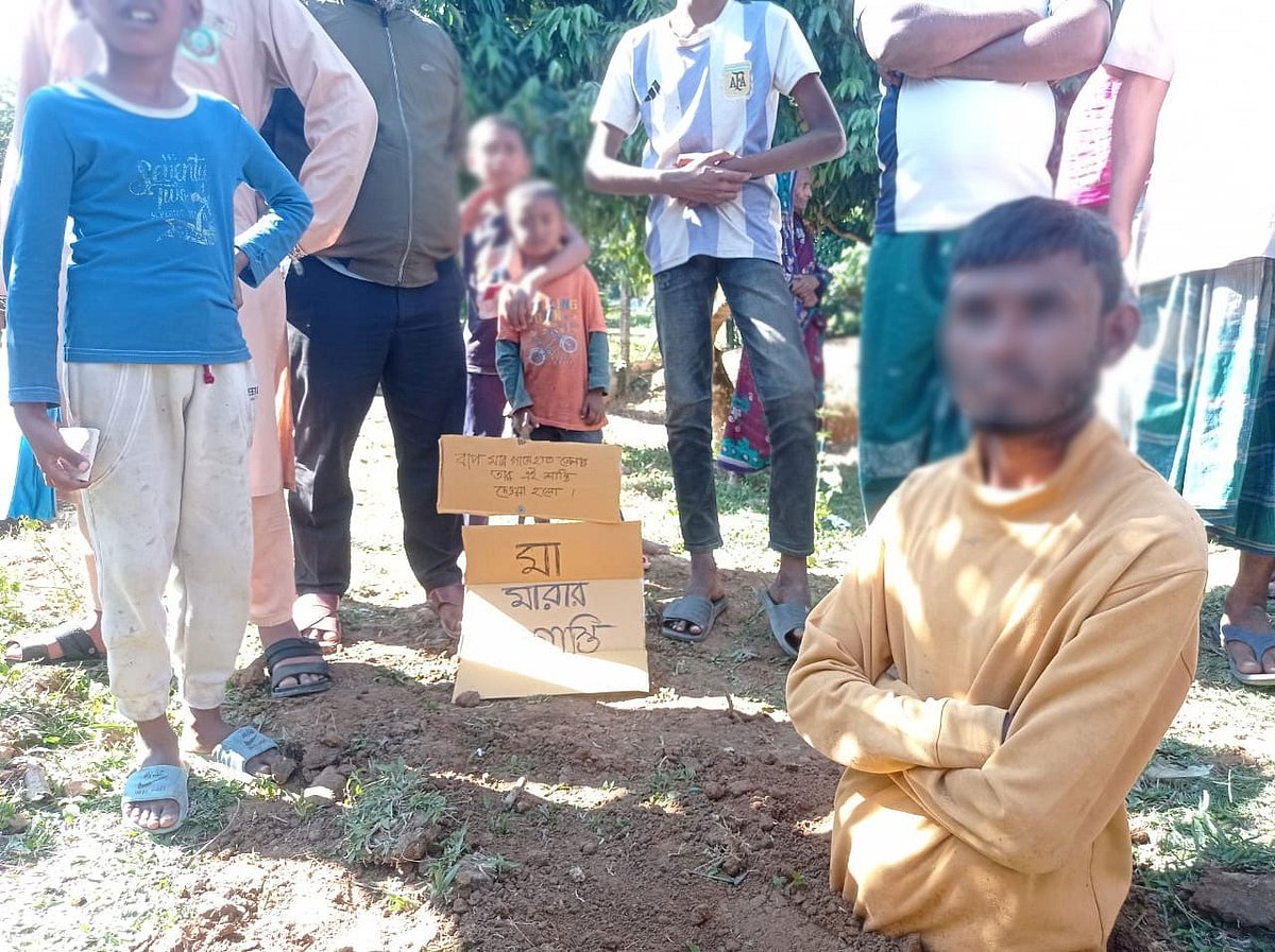 মারধরে অতিষ্ঠ মা এলাকাবাসীর সহায়তায় ছেলেকে অর্ধেক শরীর মাটিতে পুঁতে রেখে শাস্তি দিয়েছেন। আজ শনিবার সকাল ১০টার দিকে গাজীপুরের শ্রীপুর উপজেলার তেলিহাটি ইউনিয়নের টেপিরবাড়ি গ্রামে