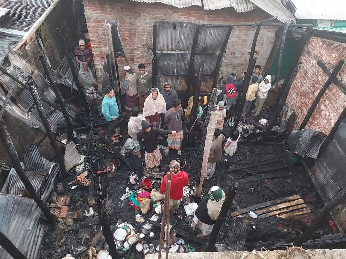 আগুনে পুড়ে যাওয়া বসতঘর। আজ সকালে তোলা