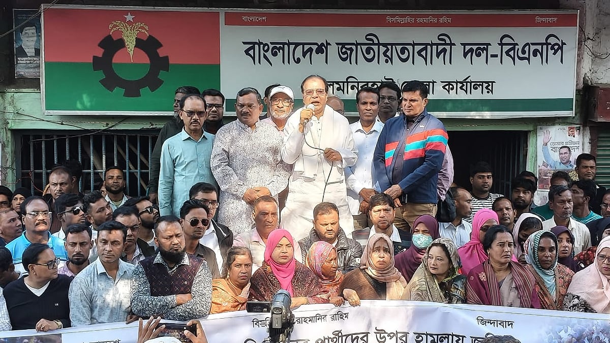 লালমনিরহাটে বিএনপির সমাবেশে প্রধান অতিথির বক্তব্য দেন রংপুর বিভাগীয় সাংগঠনিক সম্পাদক আসাদুল হাবিব (দুলু)। শনিবার দুপুরে শহরের বিডিআর রোডে জেলা বিএনপির কার্যালয়ের সামনে