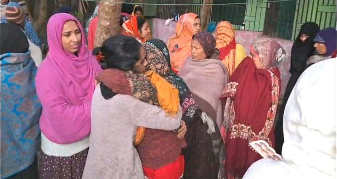 বৃদ্ধা নিহতের ঘটনায় তাঁর স্বজনদের আহাজারি। আজ সকালে লক্ষ্মীপুর পৌরসভার দক্ষিণ মজুপুর এলাকায়