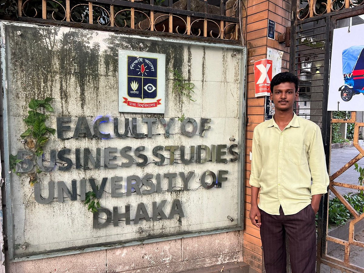 রিফাদুল এখন ঢাকা বিশ্ববিদ্যালয়ের ছাত্র