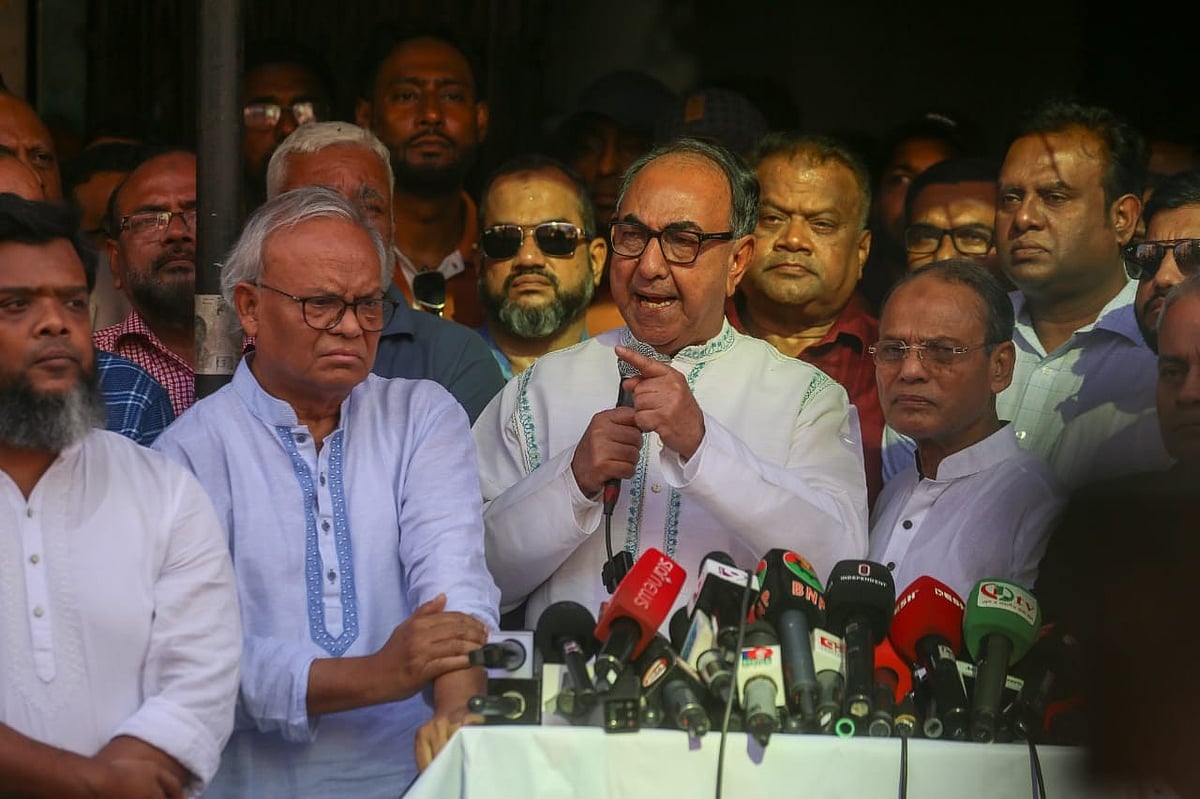 ওসমান হাদির ওপর হামলার প্রতিবাদে গতকাল শনিবার ঢাকার নয়াপল্টনে দলীয় কার্যালয়ের সামনে বিএনপির সমাবেশে দলের স্থায়ী কমিটির সদস্য মির্জা আব্বাস