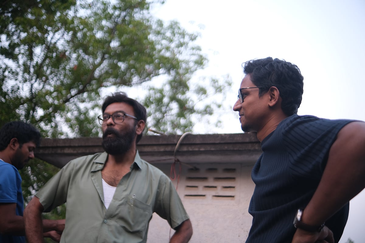 সিনেমার শুটিংয়ের ফাঁকে অভিনয়শিল্পী নাসির উদ্দিন খানের সঙ্গে নির্মাতা রেজওয়ান শাহরিয়ার