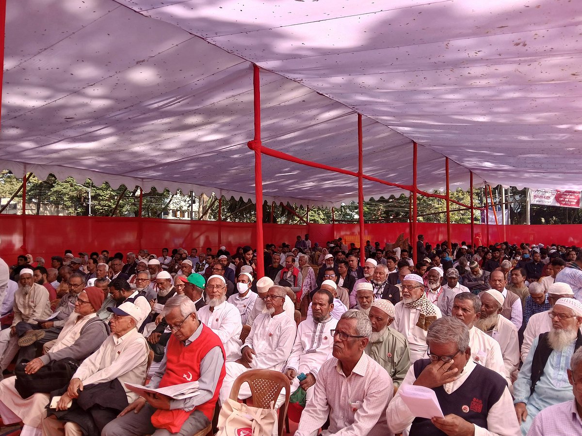 ঢাকায় কেন্দ্রীয় শহীদ মিনারে আজ শনিবার একাত্তরে ন্যাপ-কমিউনিস্ট পার্টি-ছাত্র ইউনিয়নের যৌথ গেরিলা বাহিনীর মিলনমেলায় অংশগ্রহণকারী বীর মুক্তিযোদ্ধারা