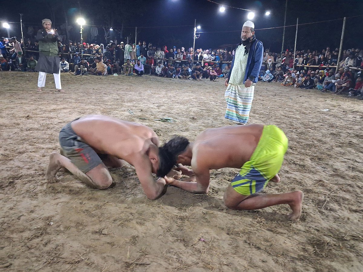 কুমিল্লায় স্থানীয় সমাজকল্যাণ সংগঠনের উদ্যোগে রাতভর চলে কুস্তি প্রতিযোগিতা। গতকাল শুক্রবার রাতে হোমনা উপজেলার কলাকান্দি গ্রামের মাঠে