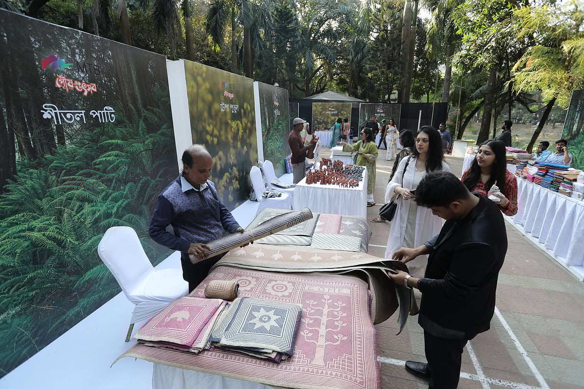 গুলশান লেক পার্কে সকালে শুরু হয়েছে এই পৌষ উৎসব। আজ শনিবার সকালে