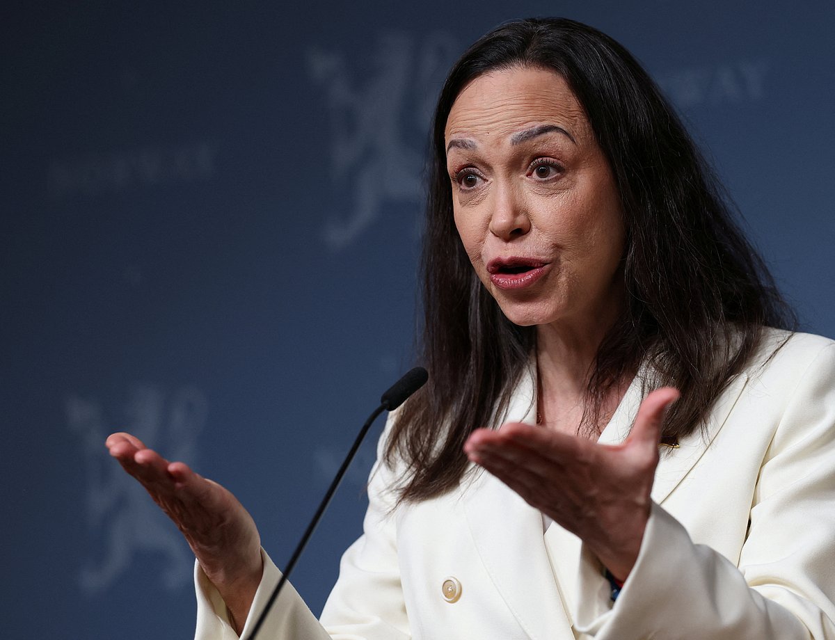 সংবাদ সম্মেলনে কথা বলছেন ভেনেজুয়েলার বিরোধী নেতা মারিয়া কোরিনা মাচাদো। অসলো, নরওয়ে, ১১ ডিসেম্বর ২০২৫