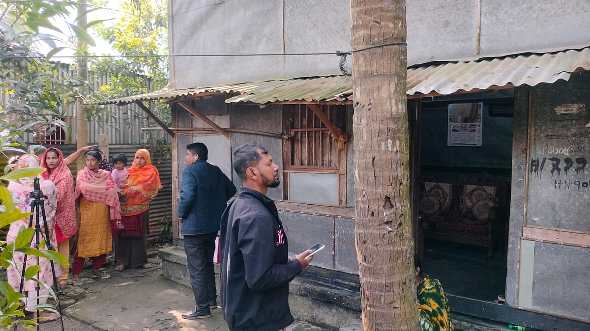 ঢাকায় গুলিবিদ্ধ ইনকিলাব মঞ্চের আহ্বায়ক শরীফ ওসমান হাদির গ্রামের বাড়িতে চুরির ঘটনা ঘটেছে। গতকাল শুক্রবার রাতে ঝালকাঠির নলছিটিতে শহরের খাসমহল এলাকায়