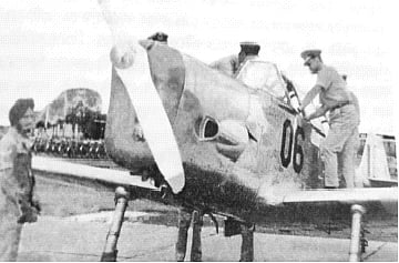 ভারতীয় বিমানঘাঁটিতে প্রশিক্ষণের জন্য একটি যুদ্ধবিমান দেখছেন এ কে খন্দকার