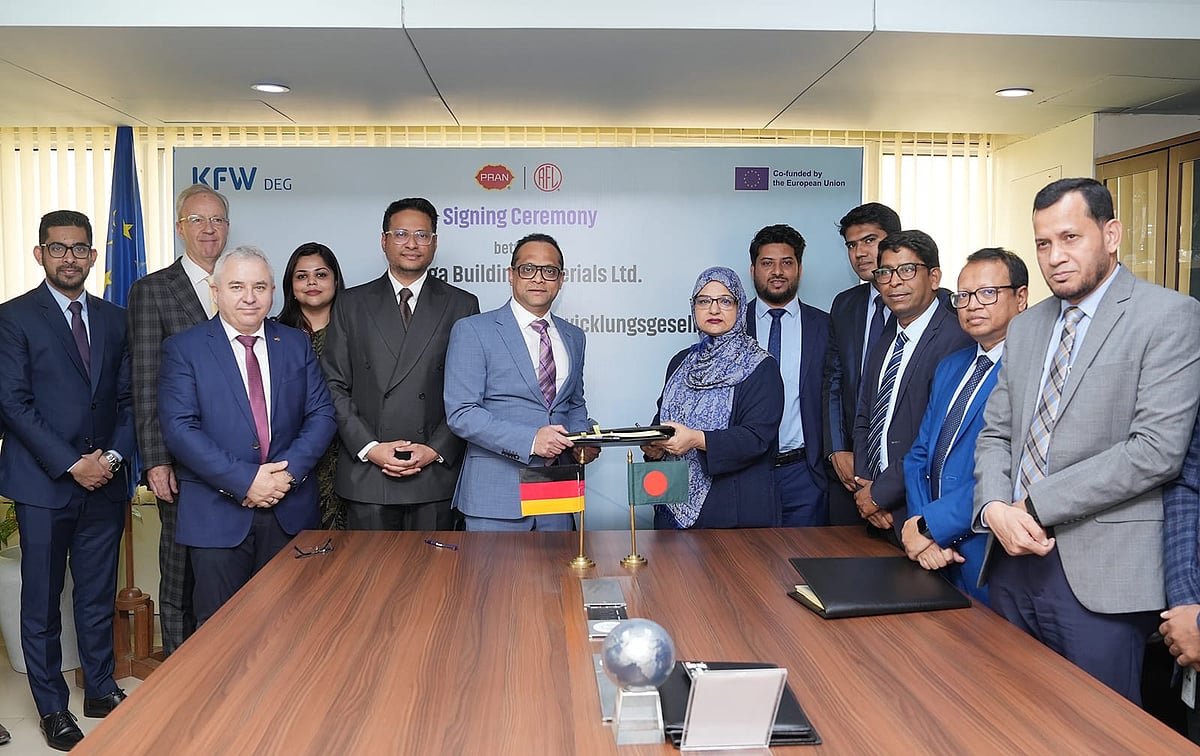 গত বৃহস্পতিবার রাজধানীর বাড্ডায় প্রাণ-আরএফএল গ্রুপের প্রধান কার্যালয়ে বিবিএমএল ও ডিইজির চতুর্থ অর্থায়ন চুক্তি সই হয়। প্রাণ-আরএফএল গ্রুপের পরিচালক (করপোরেট ফাইন্যান্স) উজমা চৌধুরী ও ডিইজির এশীয় অঞ্চলের ভাইস প্রেসিডেন্ট (শিল্প ও সেবা) পারভেজ আখতার চুক্তিতে সই করেন