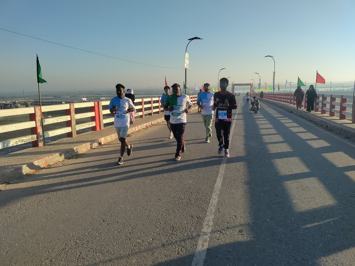 শীতের সকালে রোদ মেখে বিভিন্ন দূরত্বের ম্যারাথনে অংশ নেন দৌড়বিদেরা। আজ সকালে ব্রাহ্মণবাড়িয়ার শহরের তিতাস নদীর প্রথম সেতু এলাকায়