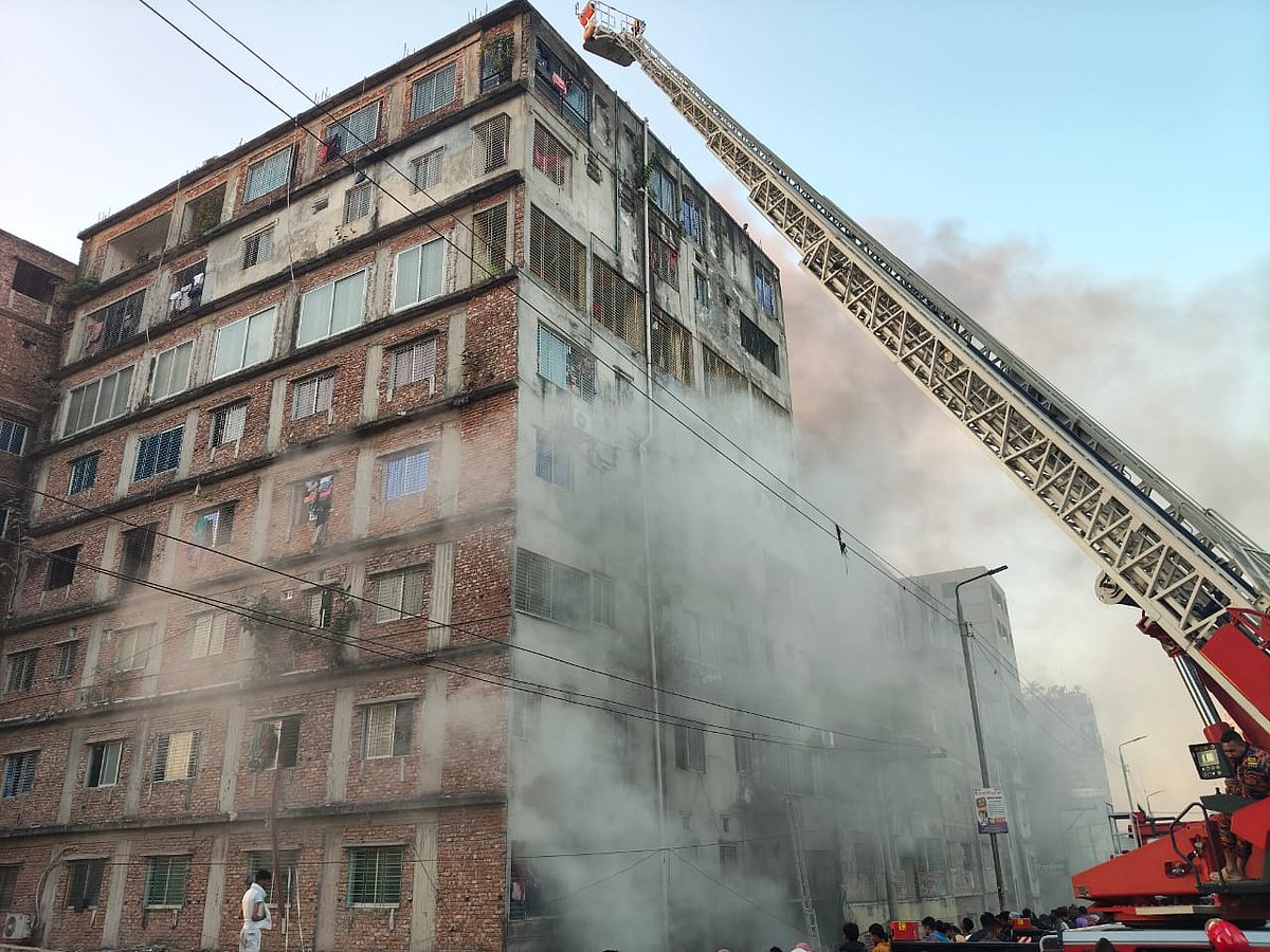 কেরানীগঞ্জে একটি ভবনে আগুন লেগেছে