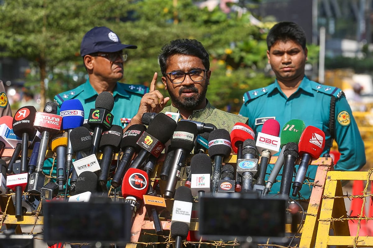 প্রেস ব্রিফিংয়ে গণ অধিকার পরিষদের সাধারণ সম্পাদক রাশেদ খান। আজ শনিবার রাজধানীর এভারকেয়ার হাসপাতালের সামনে