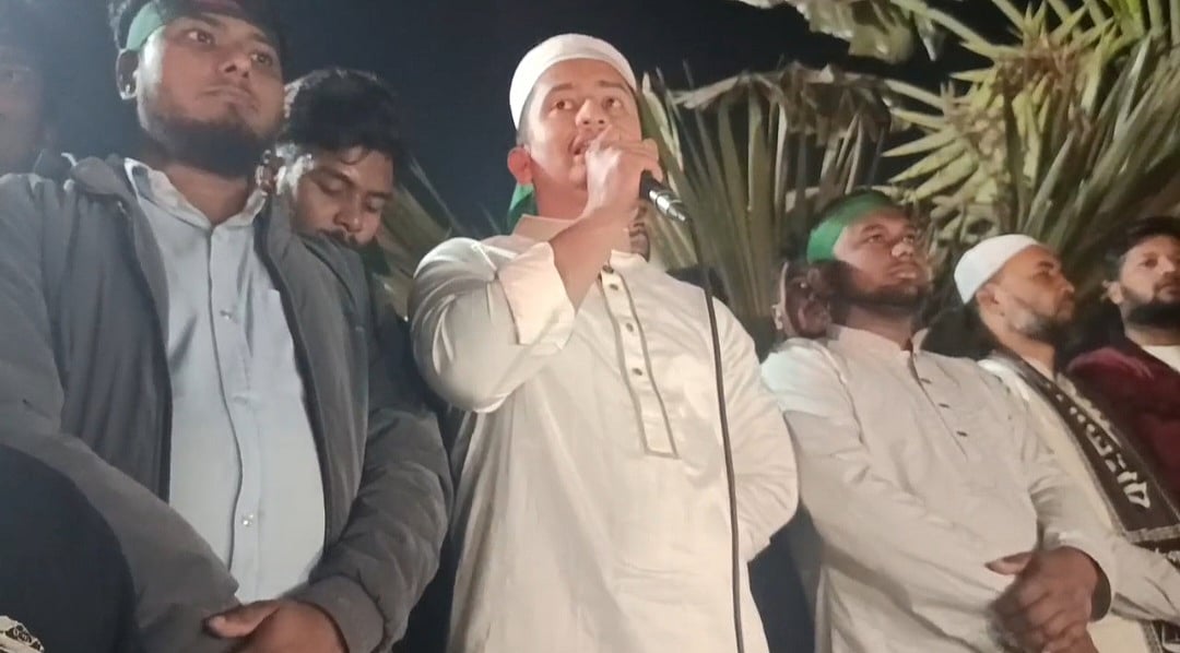 পঞ্চগড় জেলা শহরের চৌরঙ্গী মোড়ে বক্তব্য দেন সারজিস আলম। গতকাল শুক্রবার রাতে