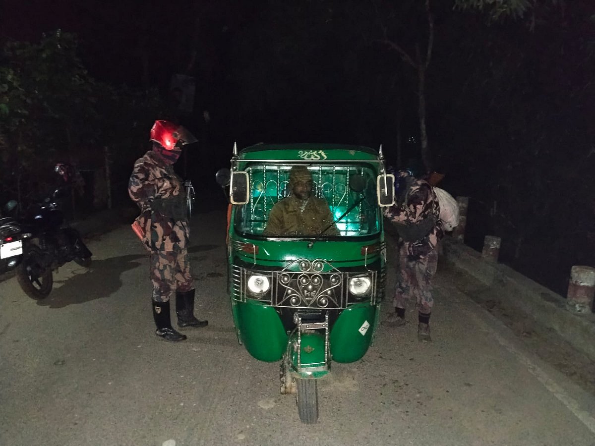 ফেনী সীমান্তে যানবাহনে তল্লাশি চালান বিজিবি সদস্যরা