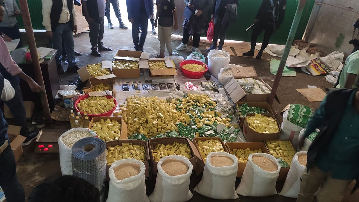 চট্টগ্রামের কর্ণফুলী উপজেলার শিকলবাহায় নকল সাবান তৈরির কারখানা থেকে উদ্ধার করা সাবান ও সরঞ্জাম