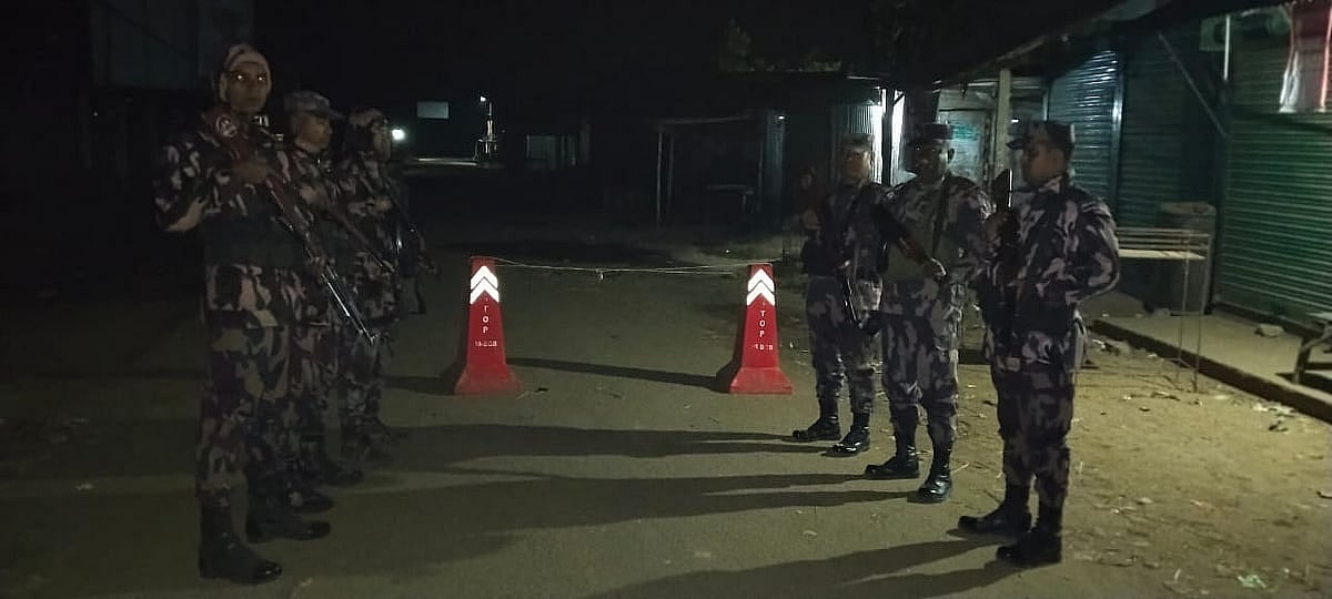 ইনকিলাব মঞ্চের আহ্বায়ক শরিফ ওসমান হাদির ওপর গুলিবর্ষণে জড়িত ব্যক্তিদের পালানো ঠেকাতে সীমান্তে তল্লাশিচৌকিতে সতর্ক অবস্থানে বিজিবি। শনিবার রাতে ময়মনসিংহ সীমান্তে