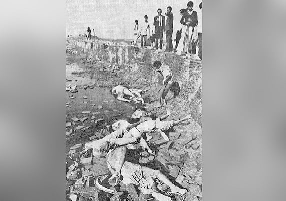 পড়ে আছে বাংলাদেশের বুদ্ধিজীবীদের মরদেহ। পাকিস্তানি বাহিনীর শেষ মুহূর্তের বর্বরতা